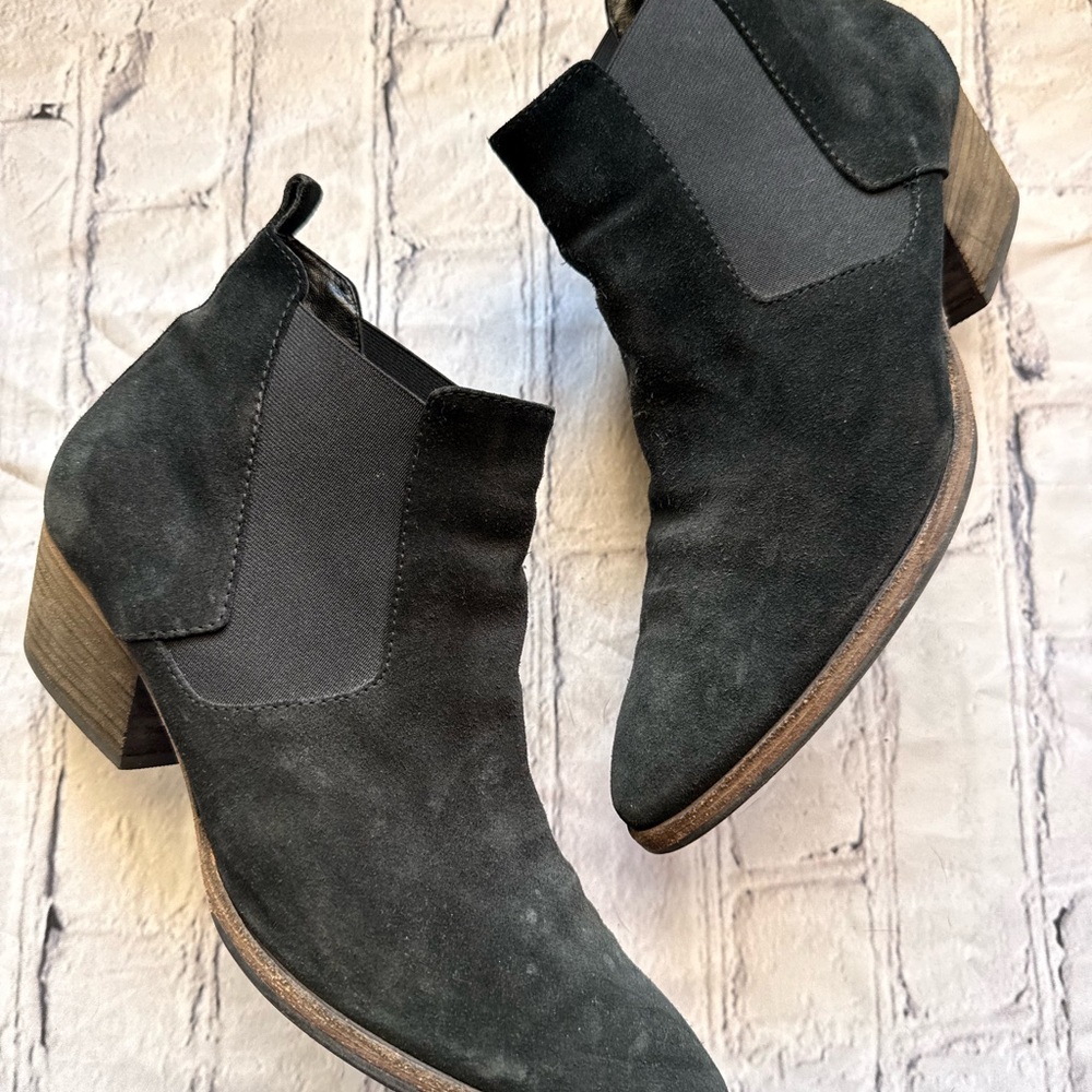 Vero Cuoio Dark Suede Ankle Booties